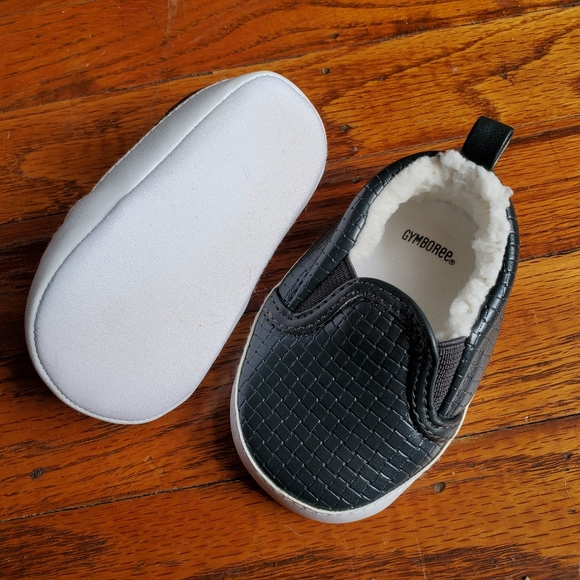 New baby shoes Fuzzy inner, B&W faux leather outer - Picture 2 of 3